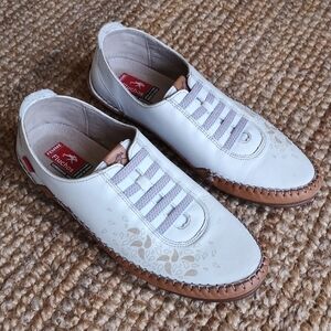 Fluchos leather flats